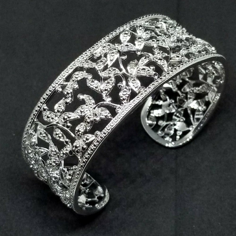 💎Diamond & Silvertone Leaf Cut Out Cuff Bracelet